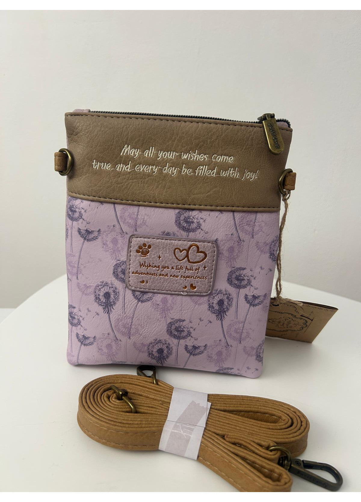Geanta crossbody cu 2 buzunare frontale cu fermoar.