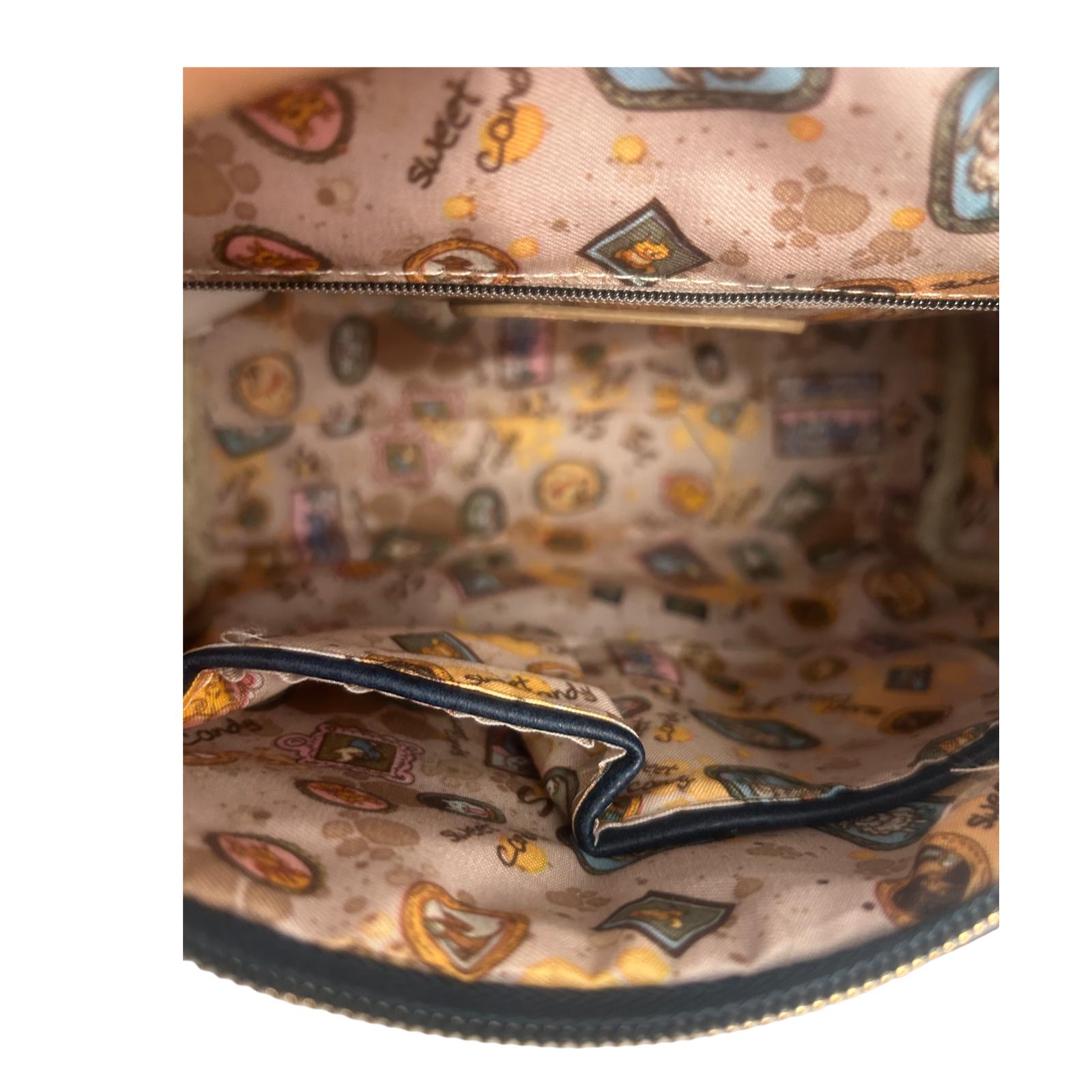 Geanta crossbody cu 3 buzunare exterioare cu fermoar .