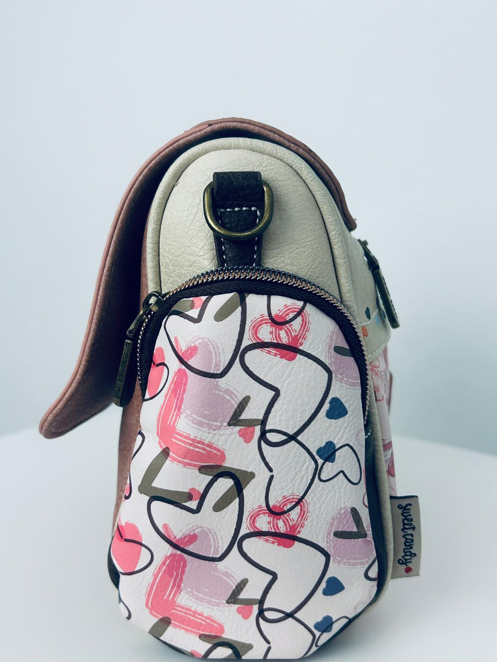 Geanta crossbody cu 3 buzunare exterioare cu fermoar.