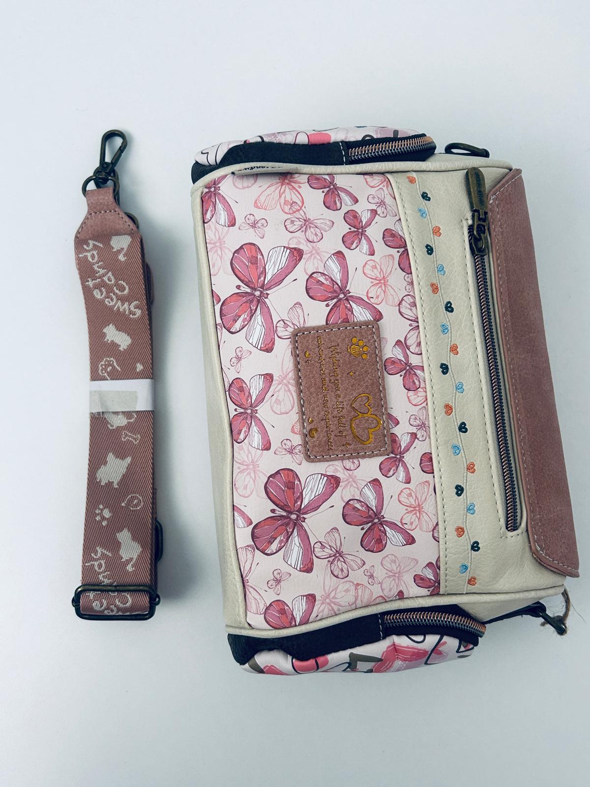 Geanta crossbody cu 3 buzunare exterioare cu fermoar.