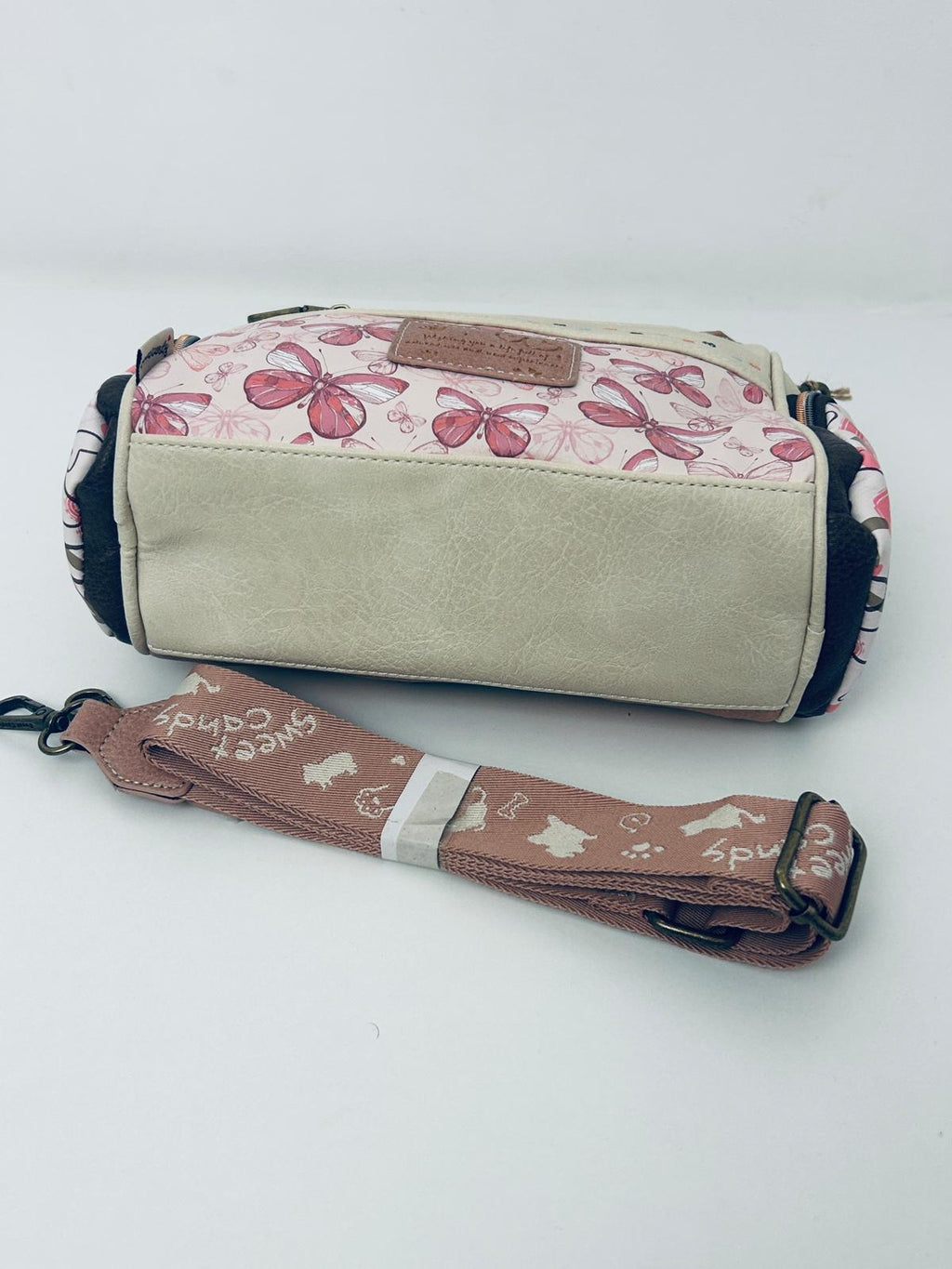 Geanta crossbody cu 3 buzunare exterioare cu fermoar.