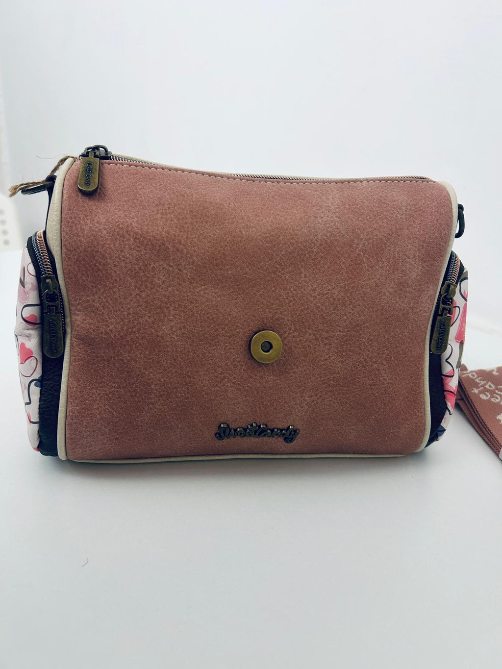Geanta crossbody cu 3 buzunare exterioare cu fermoar.