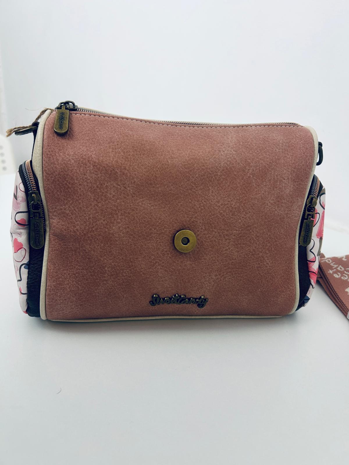 Geanta crossbody cu 3 buzunare exterioare cu fermoar.