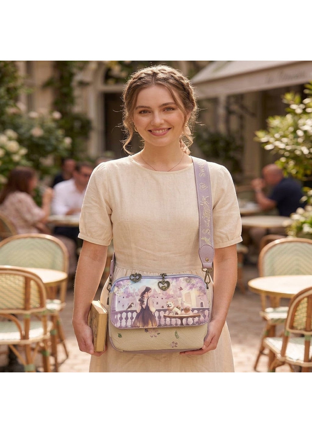 Geanta crossbody cu 2 compartimente principale.