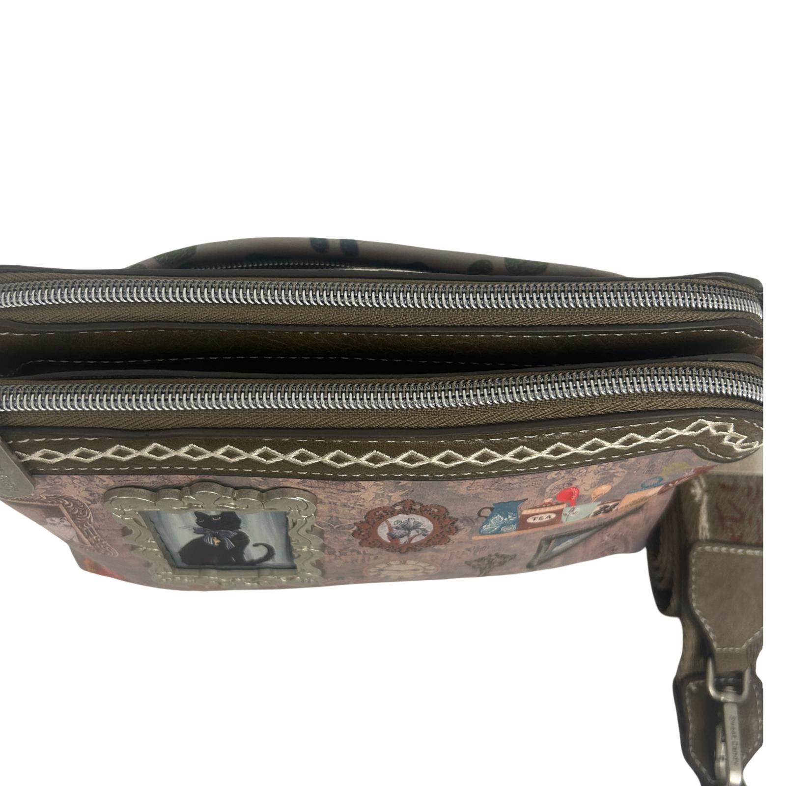 Geanta crossbody  cu 2 compartimente principale .